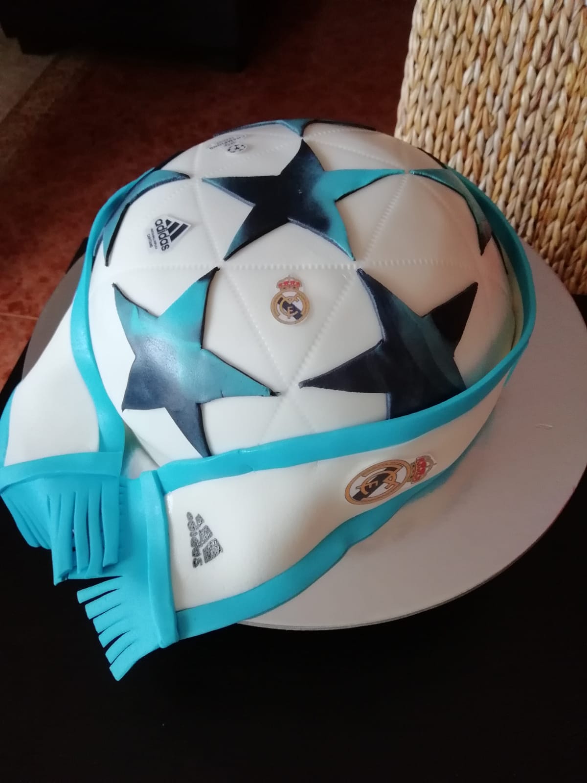 imagen de tarta fondant de balón con la bandera del Real Madrid